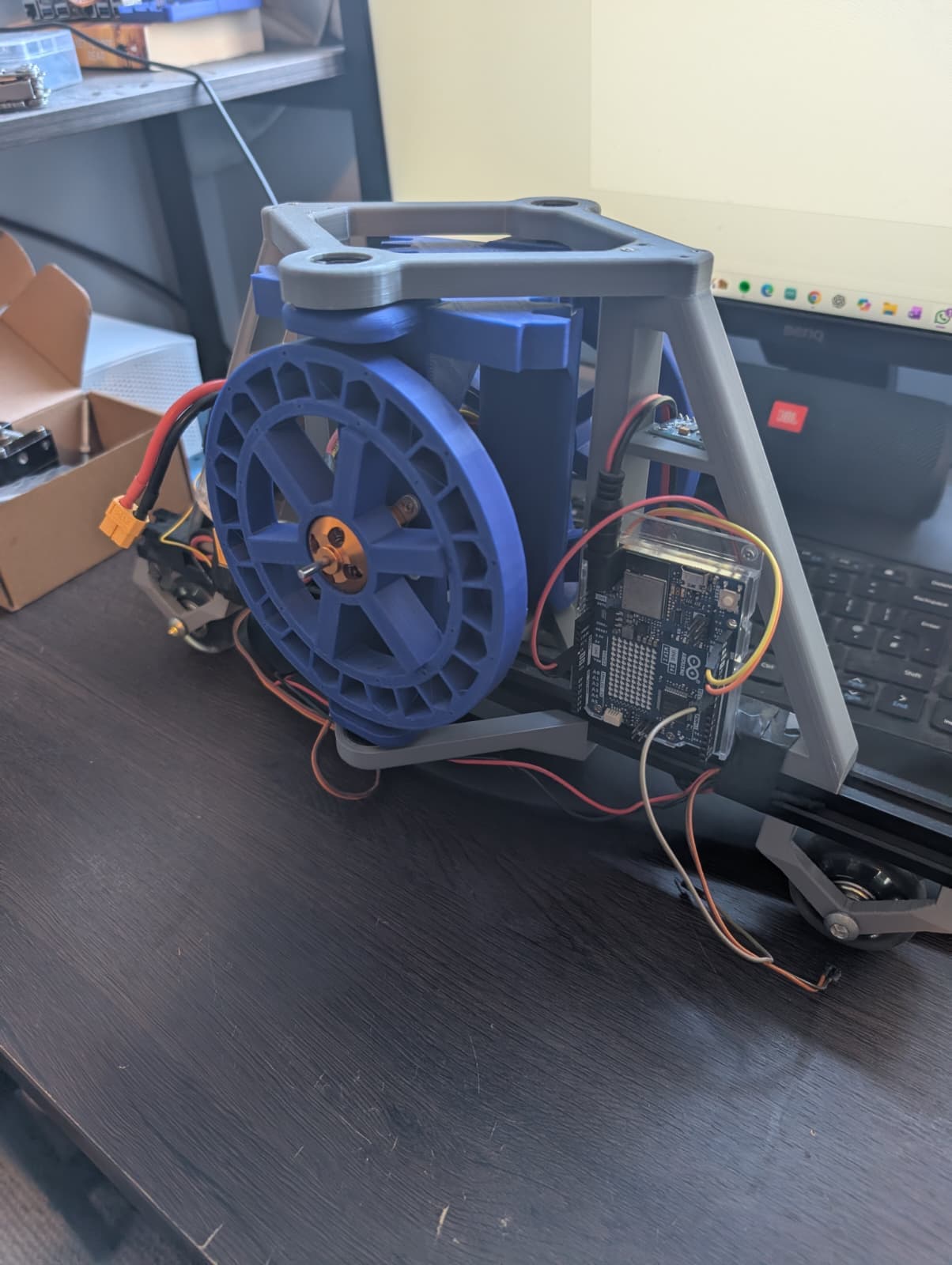 Control moment stabilising robot on test rig